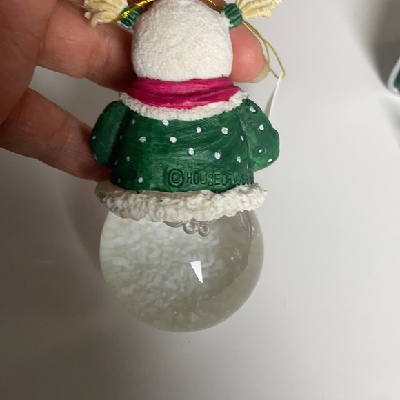 SNOW Woman Snow-globe Christmas Around the World - Picture 6 of 12